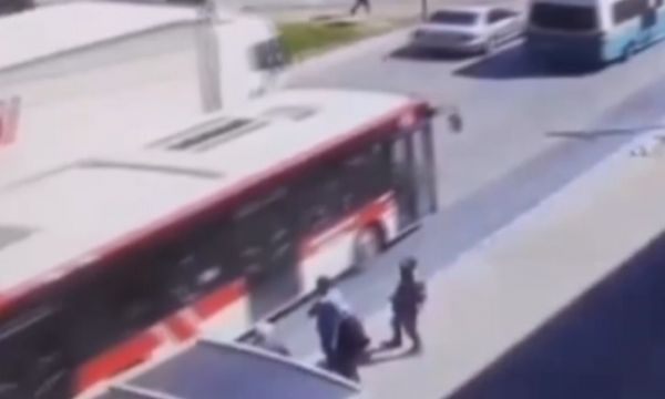 TIR'ın altında kaldı... Feci kaza kamerada!